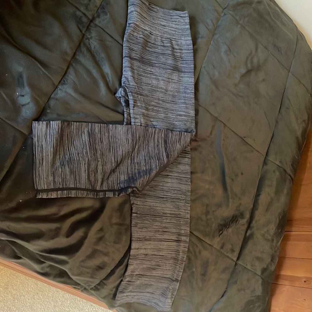 Fabletics black gray stripe capris